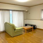 約17.9帖の広々リビング、出窓付き2面採光で大変明るい室内です。(居間)